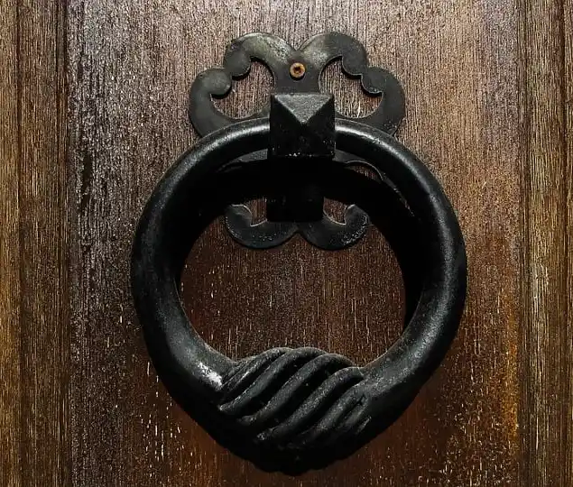 Wooden-Knock-Decoration-Door-Metallic-Knocker-1863290